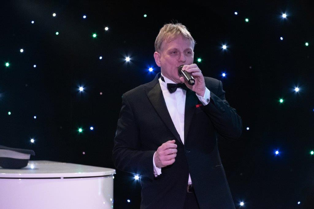 Fred de Jong - on stage, mic and piano